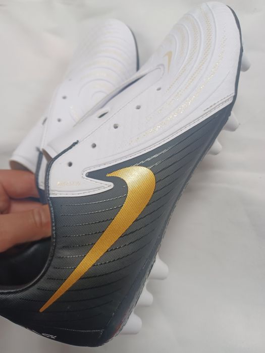 Калеври Бутонки Футболни обувки детски бутонки Стоножки Найк Адидас