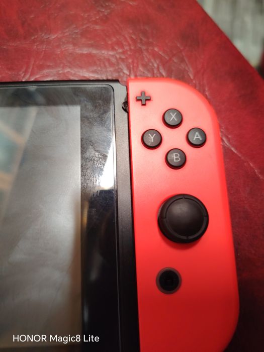 Vind Nintendo Switch 1 complet plus 6 jocuri. Consola e puțin ciobita, iar display-ul e ușor crăpat. Preț 1200 lei.