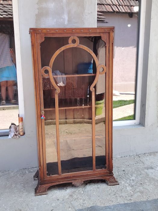 Vitrina din lemn cu geam