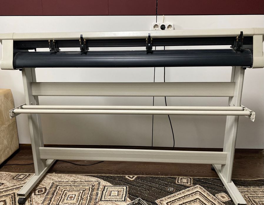 Продам режущий плоттер б/у 1300 мм