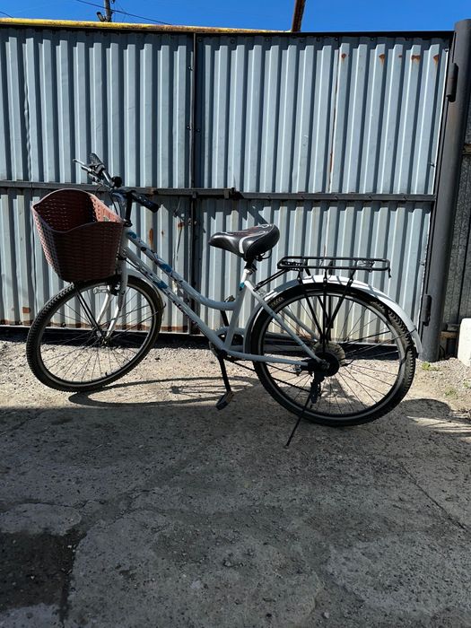 Скоростной велосипед с корзиной.