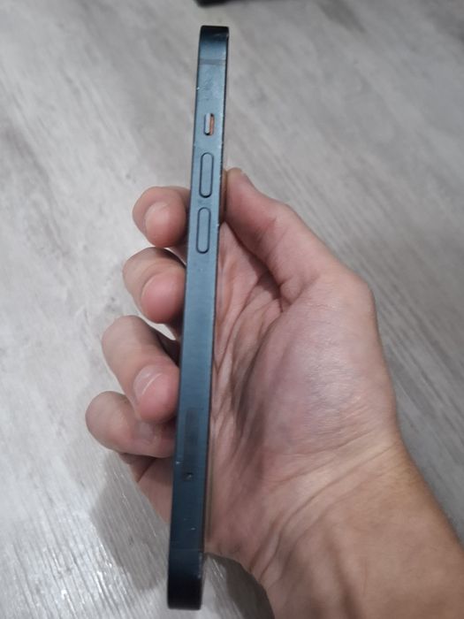 Продам IPhone 13