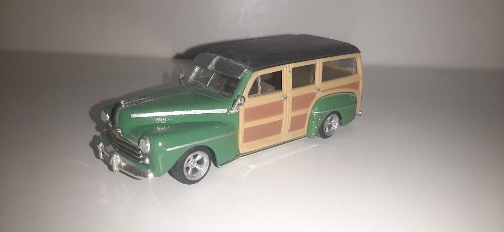 Модель автомобиля Ford woody 1/43.