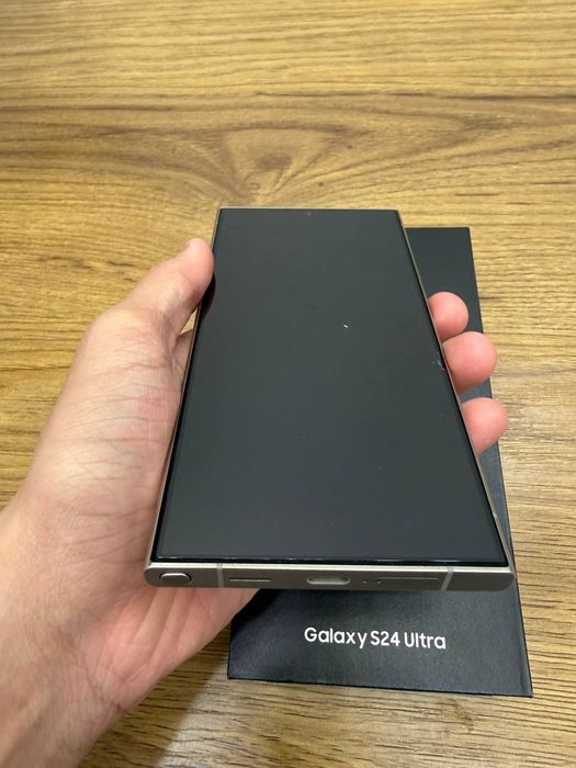Samsung S24 Ultra titanium 12/256 + Samsung Galaxy Buds 3 Pro