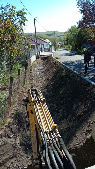 Inchiriez/ Execut săpături cu excavator de 3,5 T