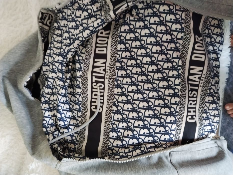 Продам куртки на девочку