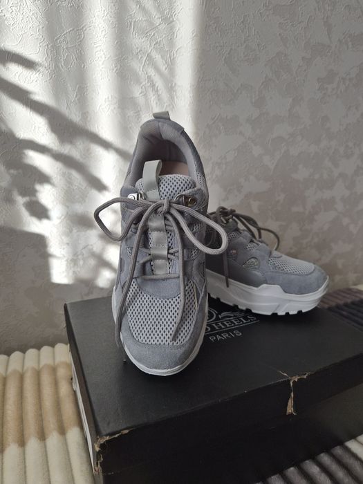 Кроссовки женские.