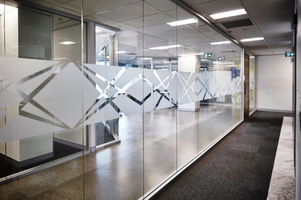 Матирование плёнкой офисных перегородок