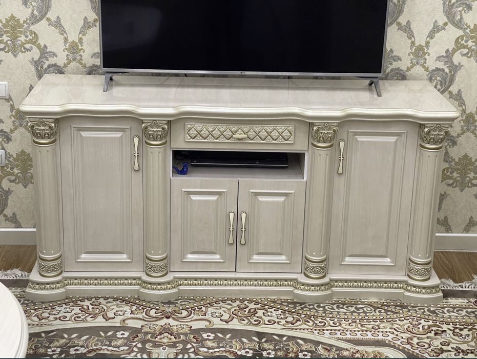 Комод, стол-стул, подставка для телевизора