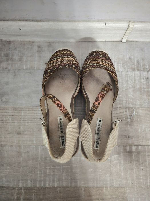 Босоножки на танкетке