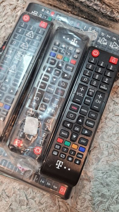 Vand lot de telecomenzi si cabluri scart