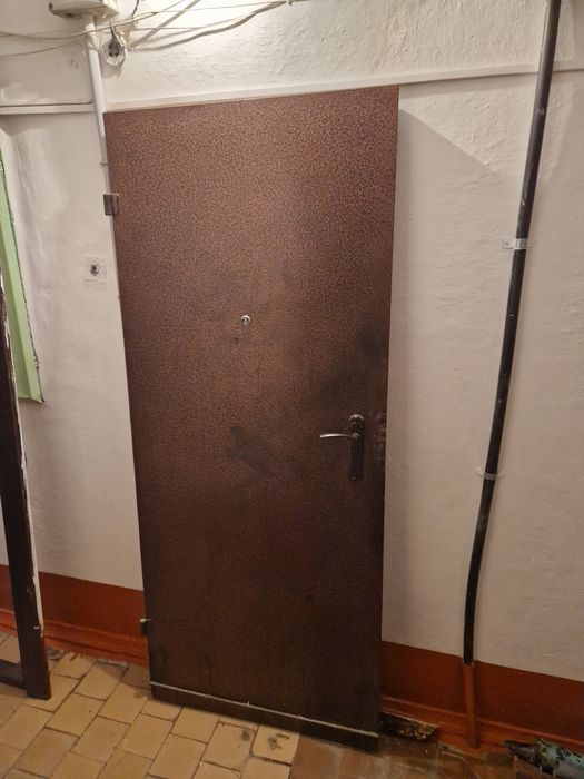 Продам металлическую дверь с коробкой(85×205)