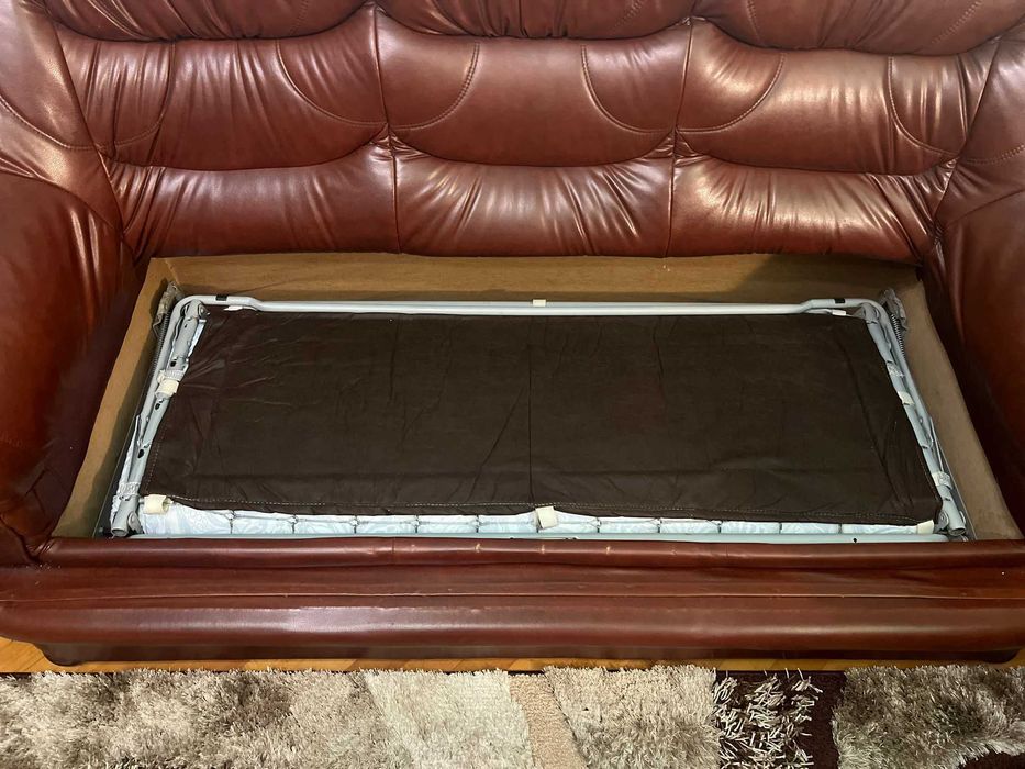 Vând set canapele piele ecologică de 3 locuri +2 locuri +fotoliu.