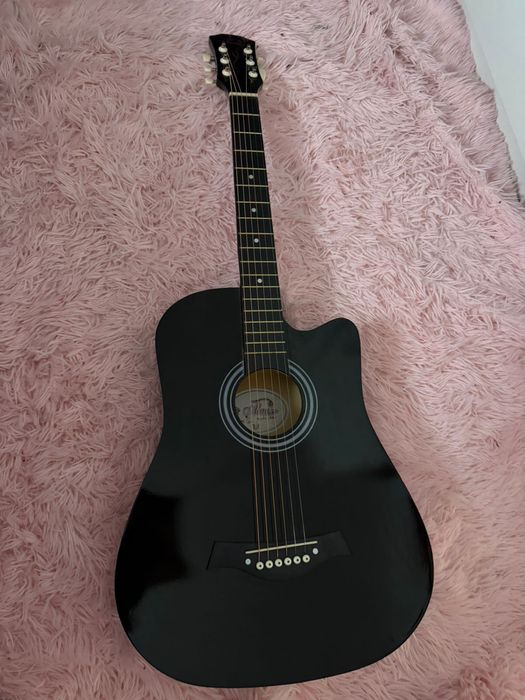 Акустическая гитара продам срочно