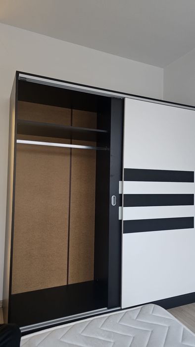 Продава се гардероб с плъзгащите се врати