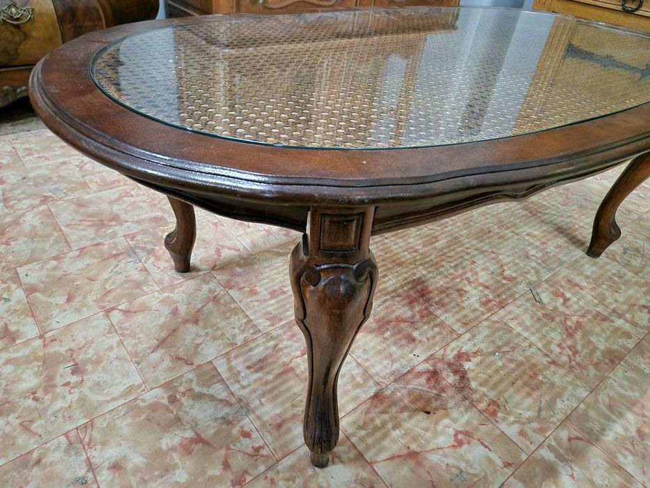 Холна маса масив със стъклен плот и ръчно плетен ратан