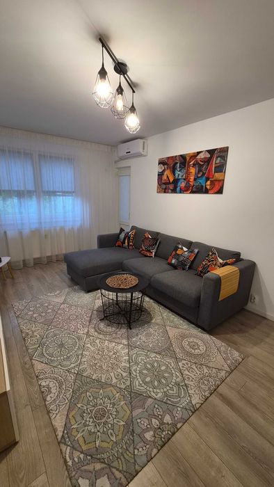 Închiriez apartament 2 camere cu loc de parcare