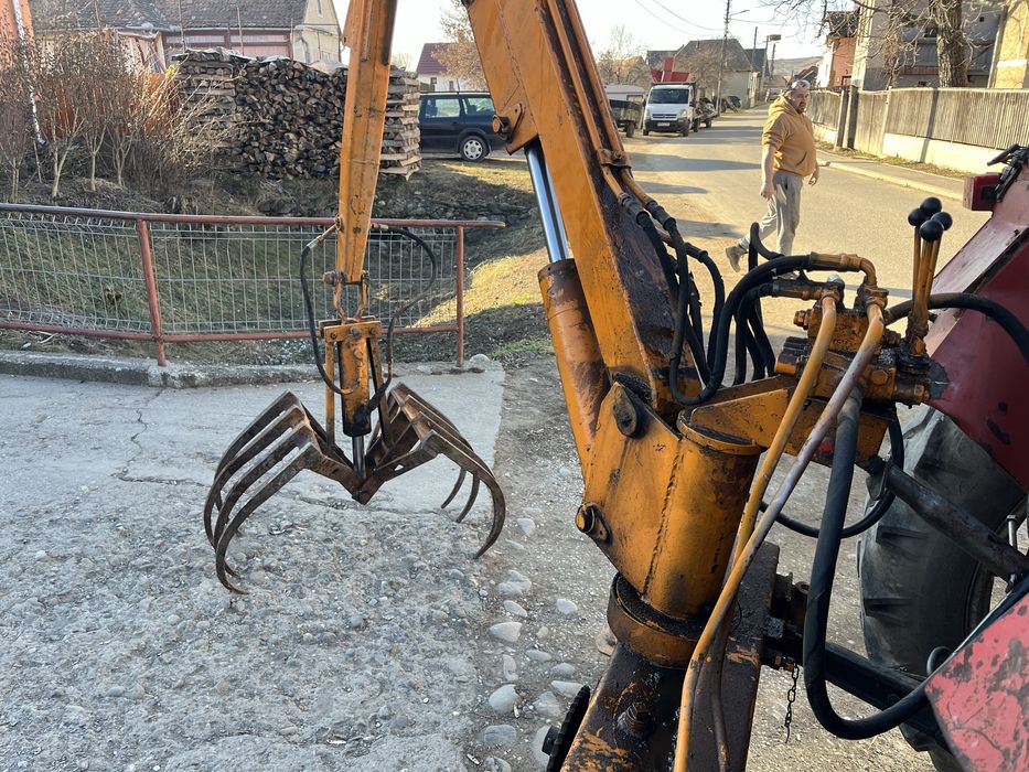 Incarcator gunoi cu brat