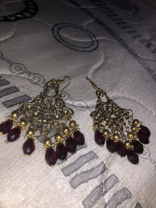 Yangi taqilmagan 2 ta karona, bitta tillaqosh va zirak.