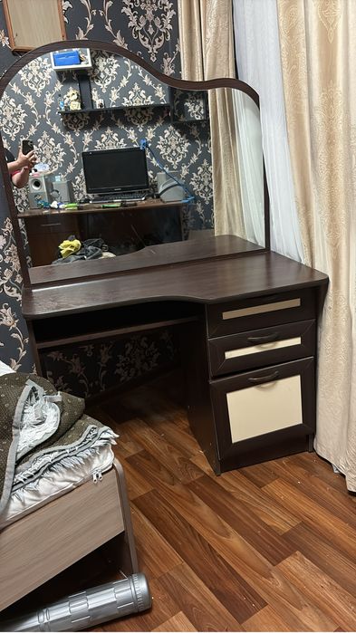 Продам столик с зеркалом