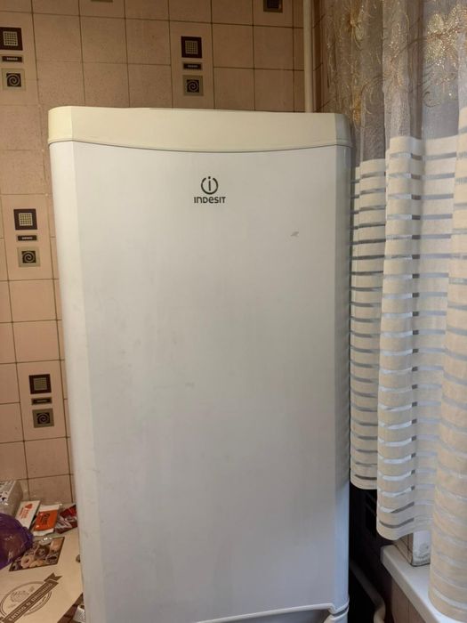 Продаётся холодильник indesit