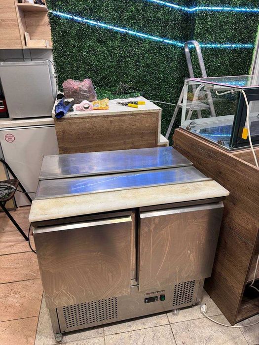 Саладета / хладилна маса с гастронорми.