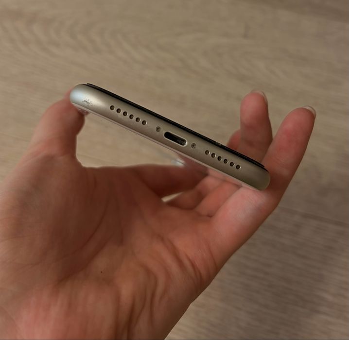 iPhone 11 (в хорошем состоянии )
