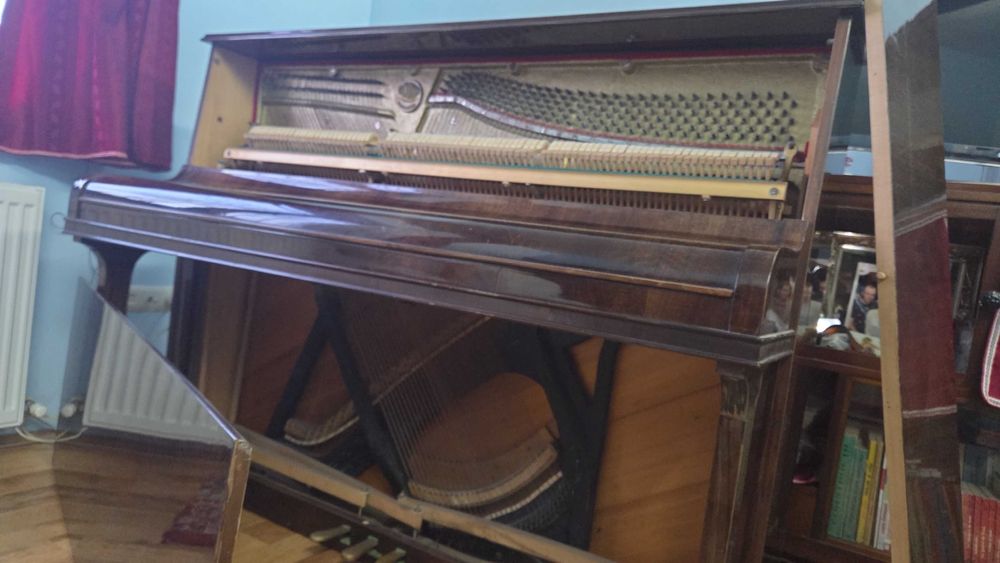 Vând pianină Doina