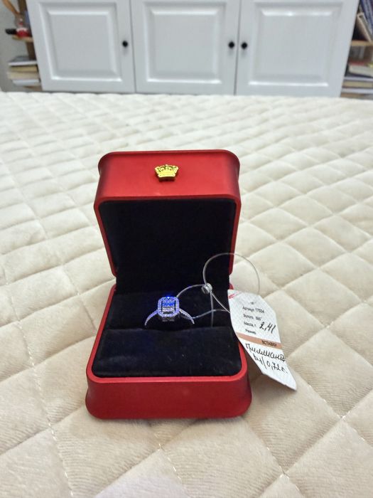 Кольцо с бриллиантом