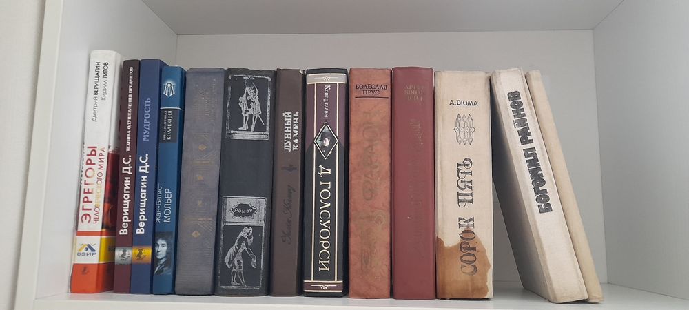 Книги по пятьсот тенге.