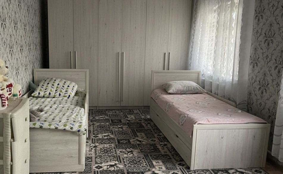 Продам две кровати с матрасами ортопедическими  200*90