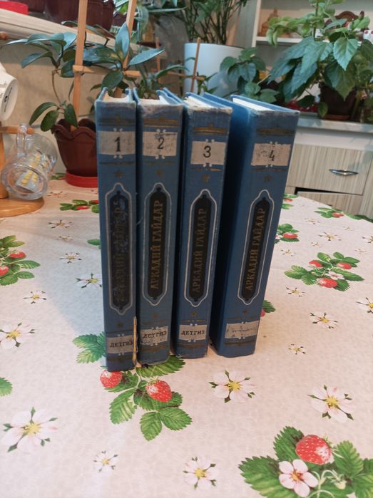 Книги А Гайдар и М. Шолохов 8 томов