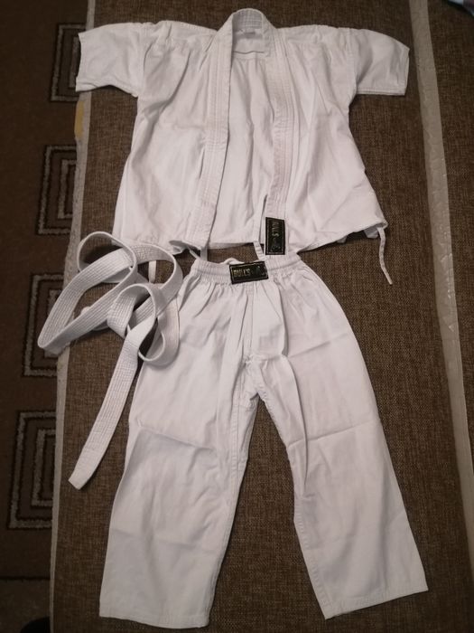 Продам кимоно качество LUX матерьял плотный.