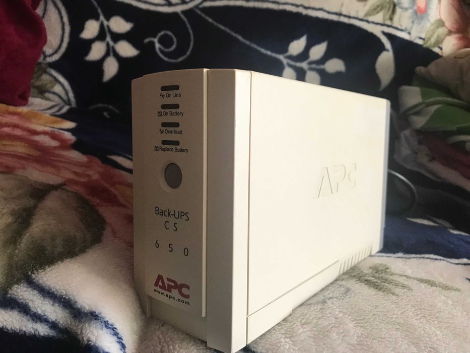APC Back-UPS CS 650 4 ieșiri (baterie noua + cablu Schuko)