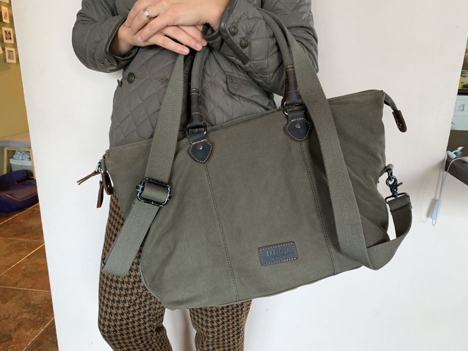 Vând geantă TROOP UK nouă