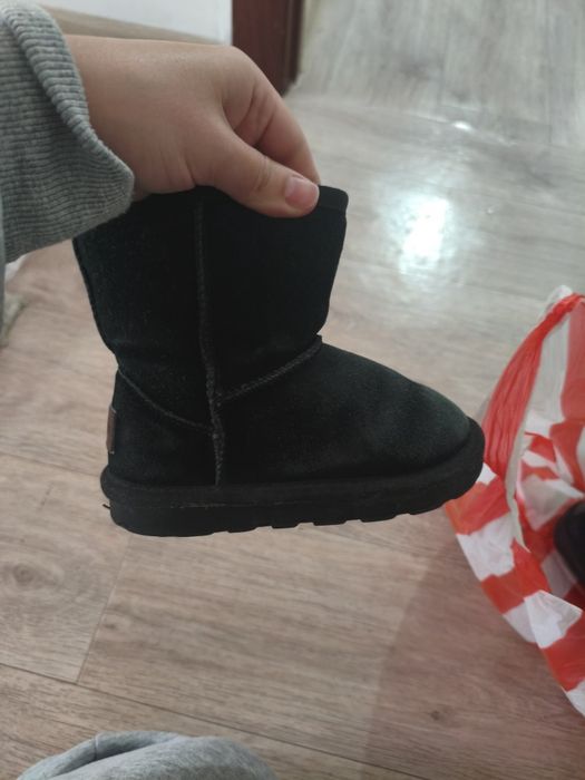 Отдам бесплатно обувь детская