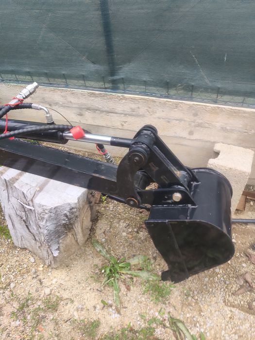 Brat excavare atașabil la diferite utilaje