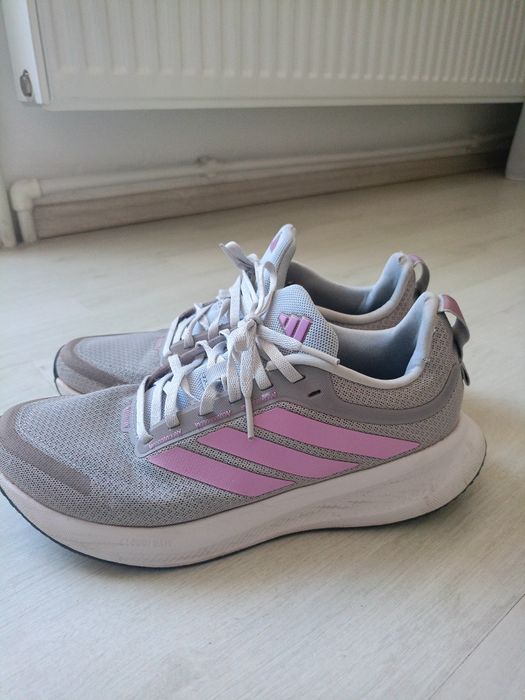 Vând pantofi sport pentru alergare,Adidas mărimea 40,