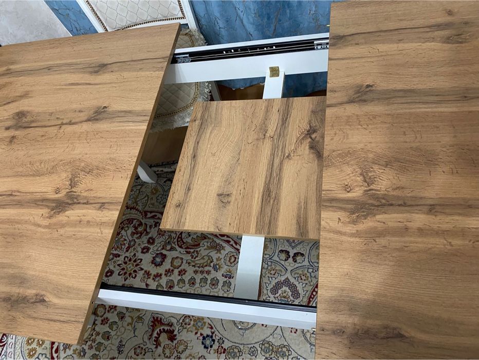 Большой обеденный стол