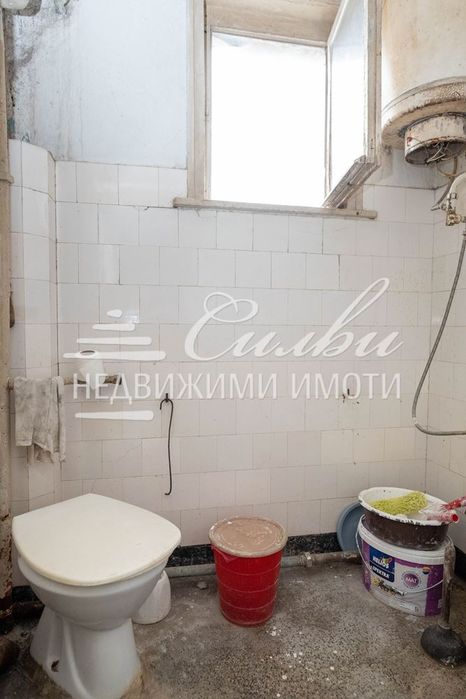 Етаж от ТУХЛЕНА къща с ГАРАЖ - до бившата Военна болница