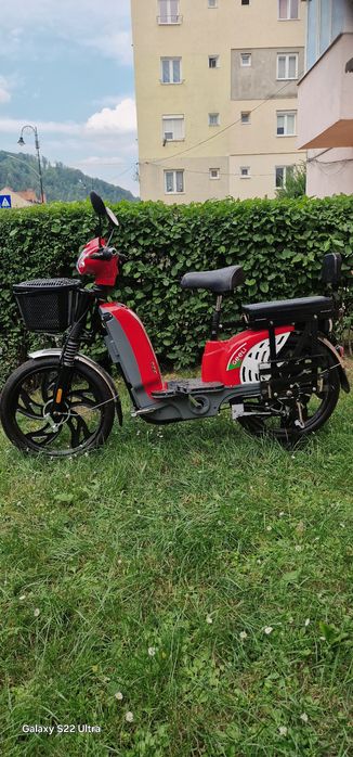 Vand scuter electric aproape nou.Scuterul a fost folosit de maxim 5 or