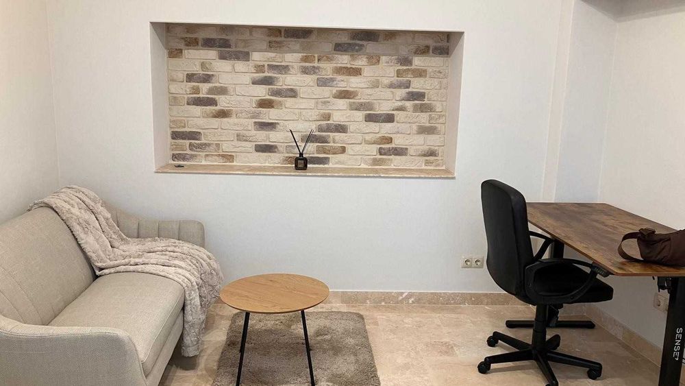Închiriez apartament 2 camere în centrul municipiului Cluj-Napoca, într-o curte interioară, la parter, complet renovat, mobilat, ultrafinisat, 50 mp.