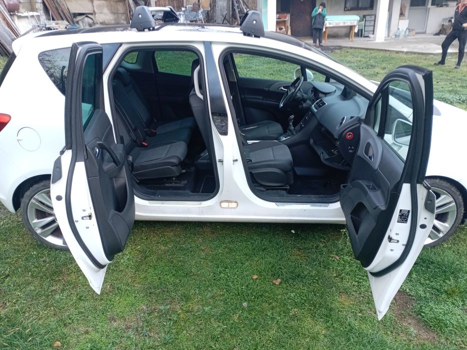 Продавам Опел мерива б 2011г на части