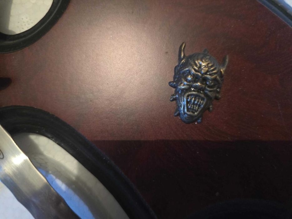 Герб за стена метален на дървена основа.