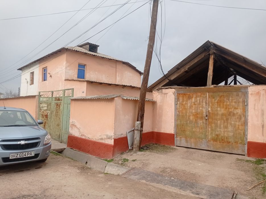 Kotedj hovli sotiladi