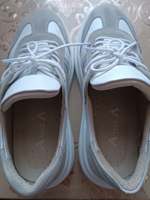 Кроссовки женские