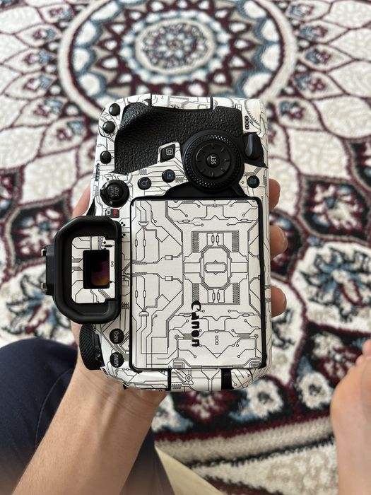 Canon 6 d mark II body sotiladi aybi yo yangi holatta