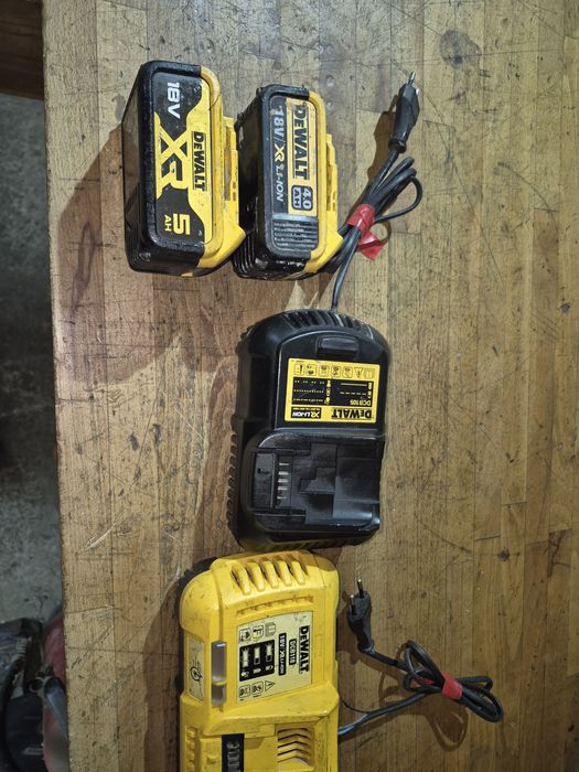 Acumulator DEWALT  18 V 4 si 5 ah incarcator  DCB 118