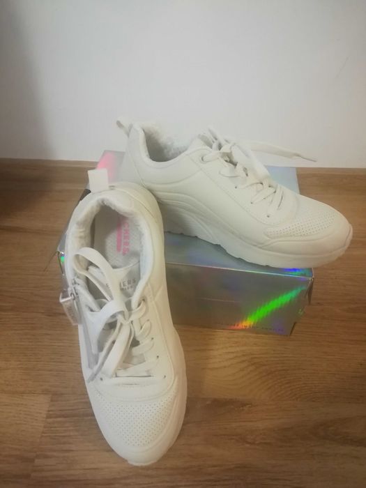Adidasi marca Skechers