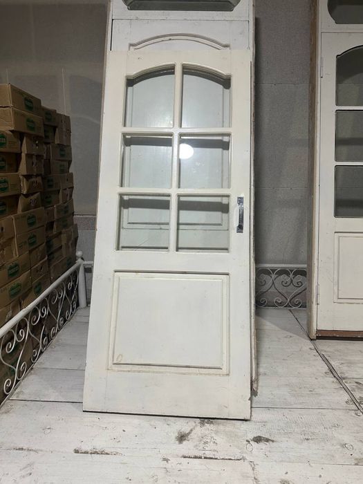 Oynali va oynasiz taxta eshiklar sotiladi.